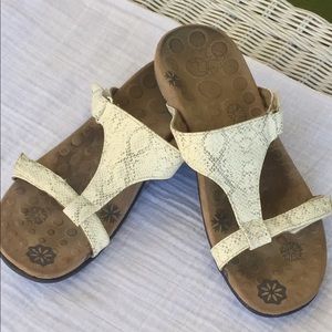 Vionic Orthaheel Women’s Molly Sandal (8)